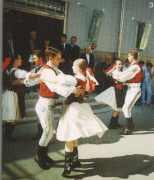 tanecnici_small.jpg(4 kb)